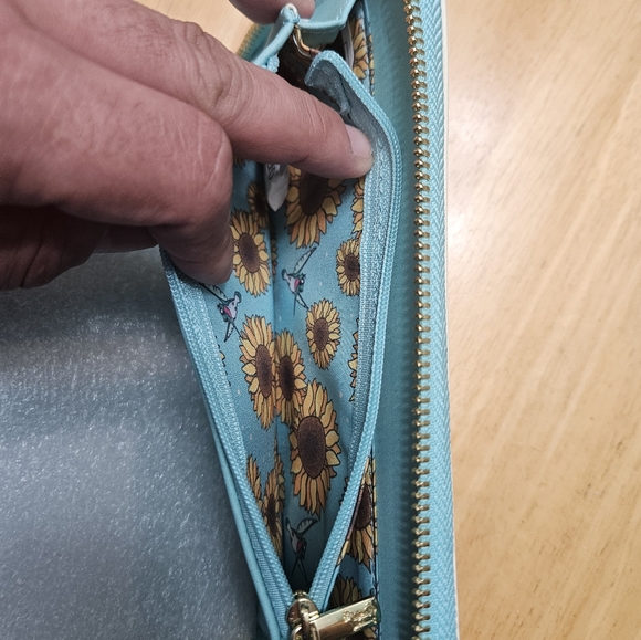 Disney Loungfly Pocahontas Wallet - Picture 5 of 7